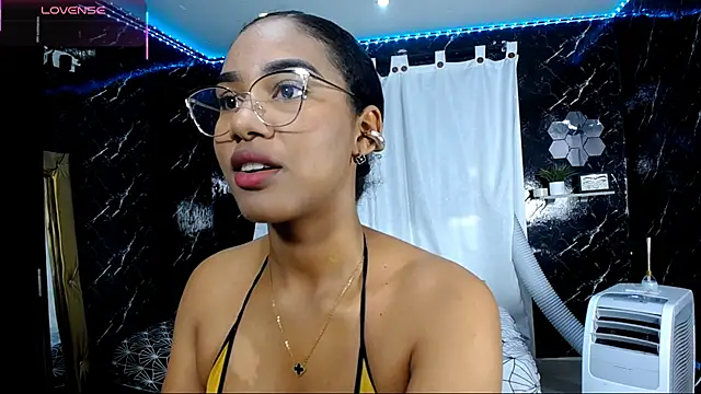Snapshot of Hillary_queen chatting on 10.03.25 Hillary queen online show from 10.03.25