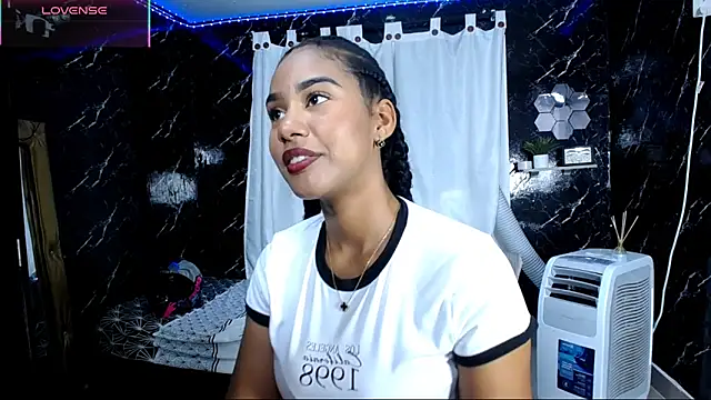 Snapshot of Hillary_queen chatting on 10.06.25 Hillary queen online show from 10.06.25