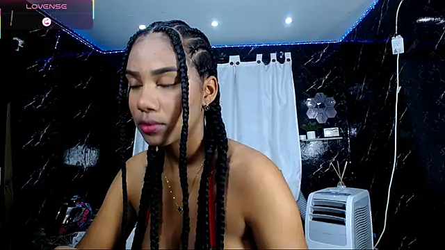 Snapshot of Hillary_queen chatting on 10.11.25 Hillary queen online show from 10.11.25