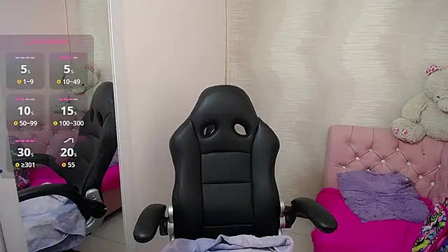 Snapshot of lauraguzman chatting on 09.10.25 lauraguzman online show from 09.10.25