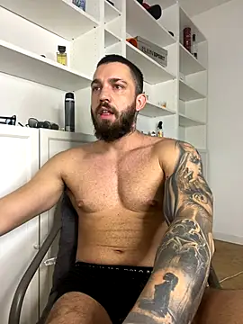 Snapshot of LoveIsBlind_ chatting on 10.04.25 LoveIsBlind  online show from 10.04.25