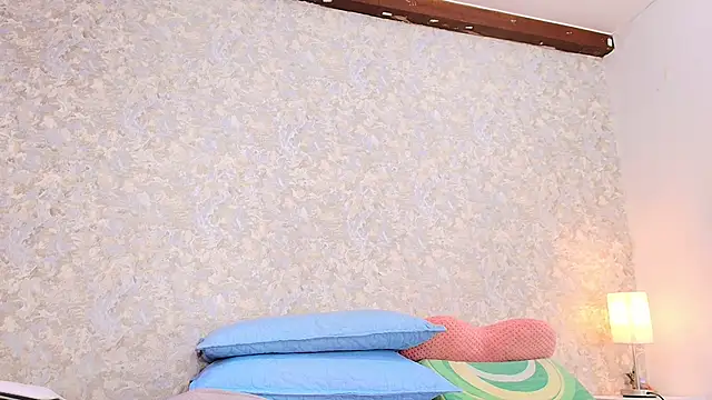 Snapshot of nicol_f chatting on 10.21.25 nicol f online show from 10.21.25