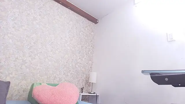 Snapshot of nicol_f chatting on 11.12.25 nicol f online show from 11.12.25