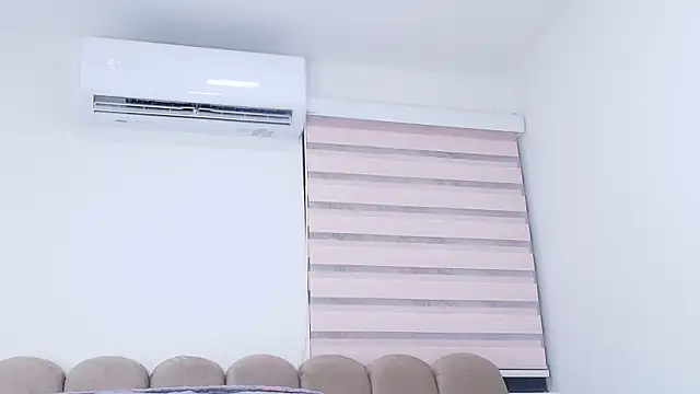 Snapshot of nicol_f chatting on 12.18.25 nicol f online show from 12.18.25