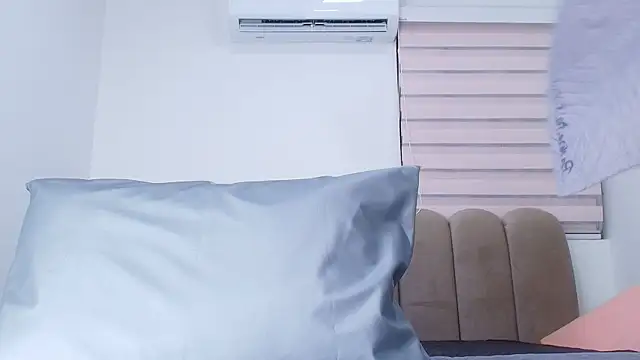 Snapshot of nicol_f chatting on 12.20.25 nicol f online show from 12.20.25