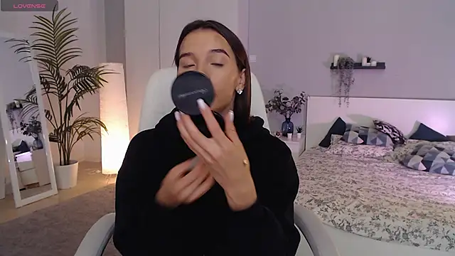 Bellla Haddid online show from 09.24.25