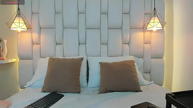 Snapshot of AslyGomez chatting on 02.13.25 AslyGomez online show from 02.13.25