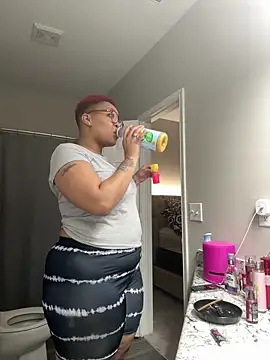 Snapshot of SexyHoneyRedd chatting on 12.17.24 SexyHoneyRedd online show from 12.17.24