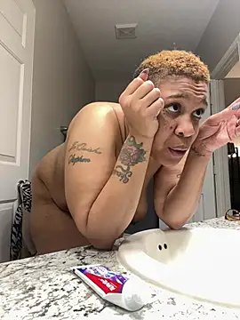 Snapshot of SexyHoneyRedd chatting on 02.25.25 SexyHoneyRedd online show from 02.25.25