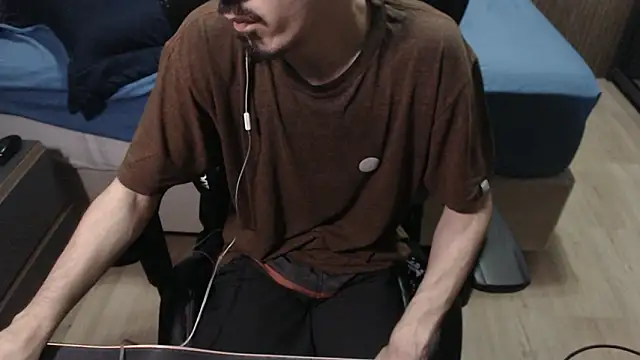 Snapshot of ViniBruv chatting on 02.25.26 ViniBruv online show from 02.25.26