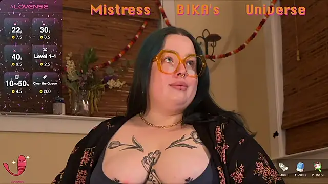 Snapshot of MissBika chatting on 03.04.25 MissBika online show from 03.04.25