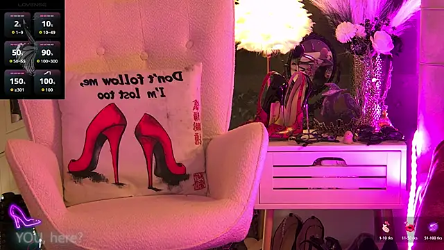 Snapshot of ZoeMesmerize chatting on 10.31.25 ZoeMesmerize online show from 10.31.25