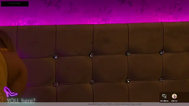 Snapshot of ZoeMesmerize chatting on 11.10.25 ZoeMesmerize online show from 11.10.25