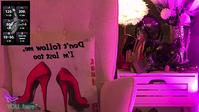 Snapshot of ZoeMesmerize chatting on 11.12.25 ZoeMesmerize online show from 11.12.25