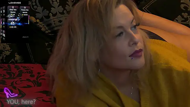 Snapshot of ZoeMesmerize chatting on 12.01.25 ZoeMesmerize online show from 12.01.25