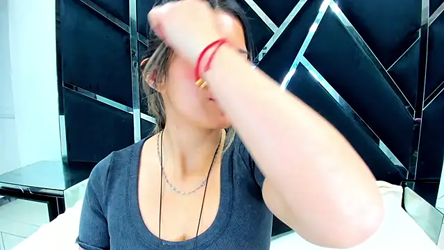 GiaRoussel online show from 12.14.25