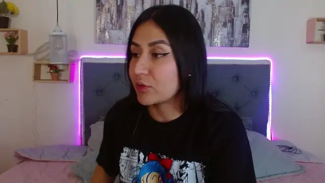 mia aira online show from 10.04.25