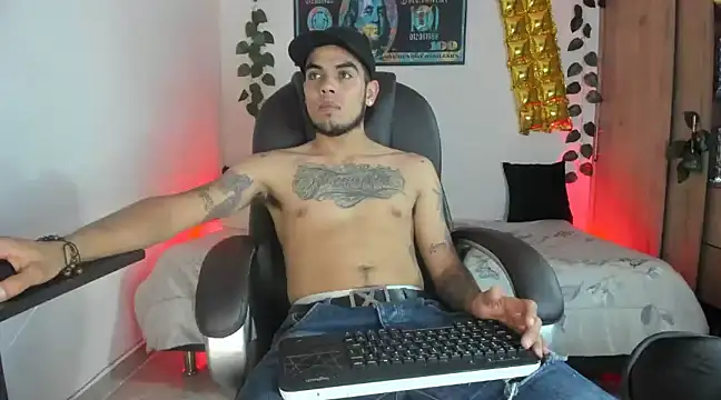 Snapshot of mikee_scooth chatting on 02.13.25 mikee scooth online show from 02.13.25