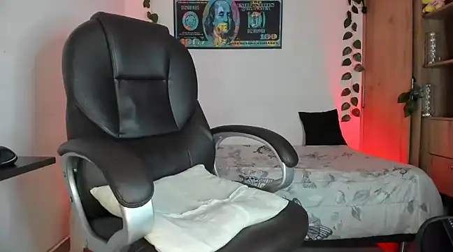 Snapshot of mikee_scooth chatting on 02.25.25 mikee scooth online show from 02.25.25