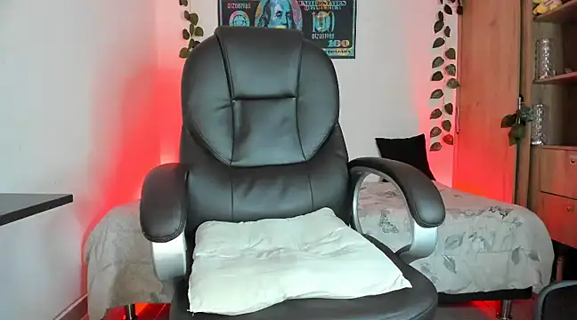 Snapshot of mikee_scooth chatting on 02.26.25 mikee scooth online show from 02.26.25