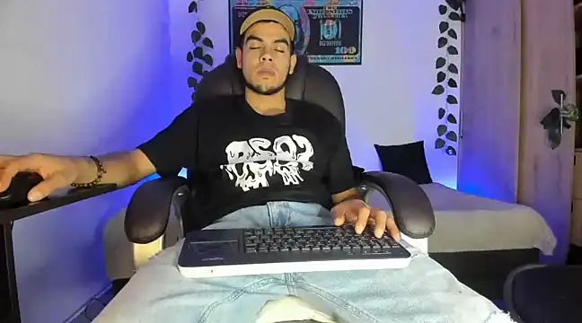 Snapshot of mikee_scooth chatting on 03.08.25 mikee scooth online show from 03.08.25