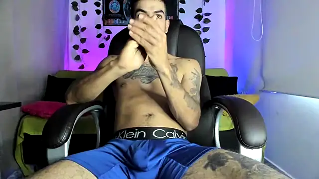 Snapshot of mikee_scooth chatting on 10.02.25 mikee scooth online show from 10.02.25