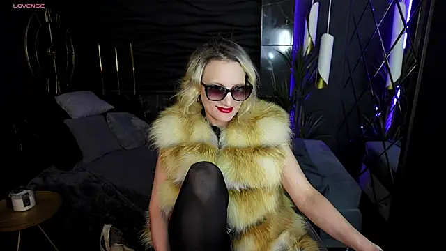 Snapshot of Queen_Anna_ chatting on 12.14.24 Queen Anna online show from 12.14.24