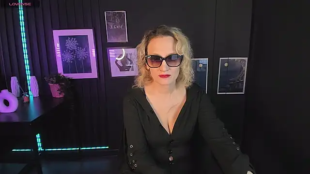 Snapshot of Queen_Anna_ chatting on 12.15.24 Queen Anna online show from 12.15.24