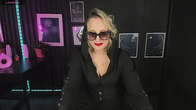 Snapshot of Queen_Anna_ chatting on 12.22.24 Queen Anna online show from 12.22.24