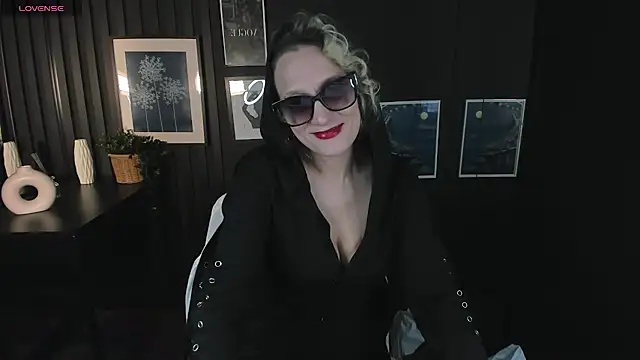 Snapshot of Queen_Anna_ chatting on 12.27.24 Queen Anna online show from 12.27.24