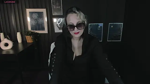 Snapshot of Queen_Anna_ chatting on 12.27.24 Queen Anna online show from 12.27.24