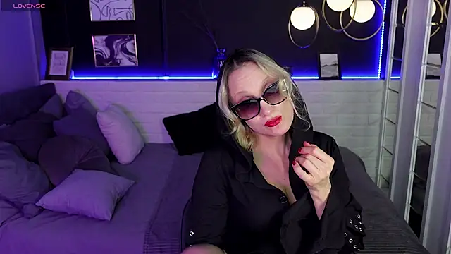 Snapshot of Queen_Anna_ chatting on 01.11.25 Queen Anna online show from 01.11.25