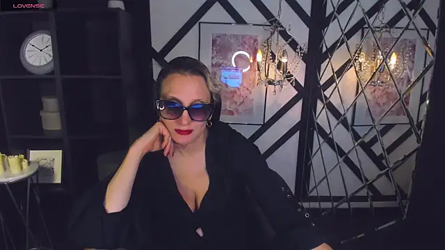 Snapshot of Queen_Anna_ chatting on 01.15.25 Queen Anna online show from 01.15.25