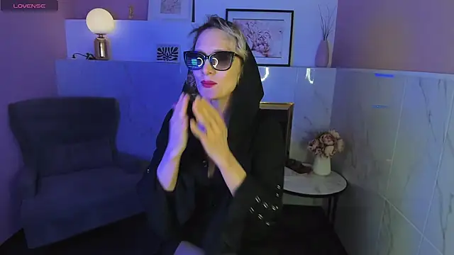 Snapshot of Queen_Anna_ chatting on 01.23.25 Queen Anna online show from 01.23.25