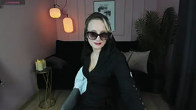 Snapshot of Queen_Anna_ chatting on 01.30.25 Queen Anna online show from 01.30.25