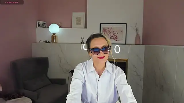 Snapshot of Queen_Anna_ chatting on 02.01.25 Queen Anna online show from 02.01.25