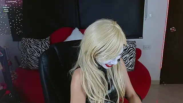 Snapshot of Carolaine69_ chatting on 01.28.25 Carolaine69 online show from 01.28.25