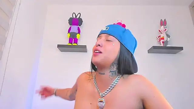 Gangster Girl online show from 12.18.24