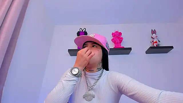 Gangster Girl online show from 02.05.25