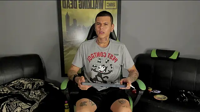 Snapshot of jamesinked_ chatting on 01.04.25 jamesinked  online show from 01.04.25