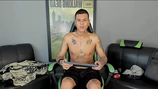 Snapshot of jamesinked_ chatting on 01.04.25 jamesinked  online show from 01.04.25