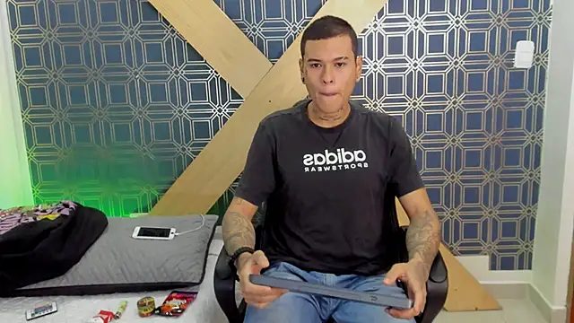 Snapshot of jamesinked_ chatting on 01.08.25 jamesinked  online show from 01.08.25