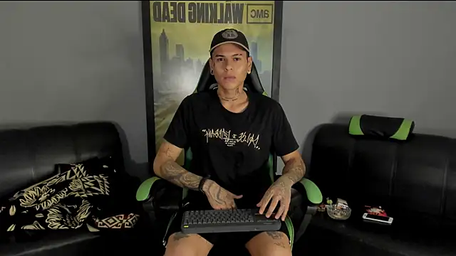 Snapshot of jamesinked_ chatting on 01.10.25 jamesinked  online show from 01.10.25