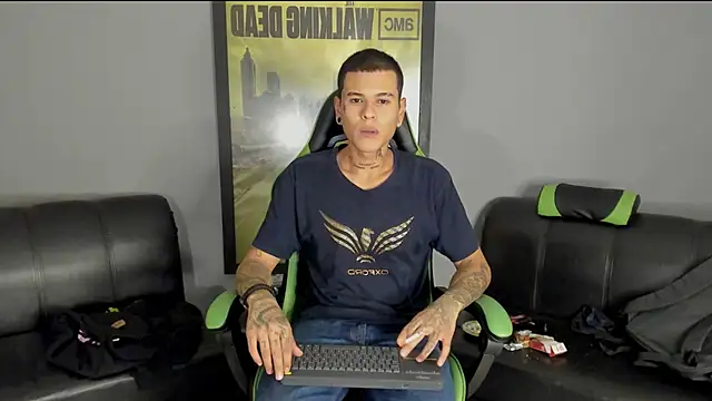 Snapshot of jamesinked_ chatting on 01.12.25 jamesinked  online show from 01.12.25