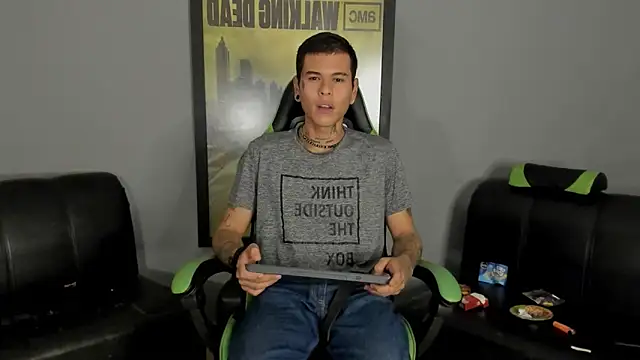 Snapshot of jamesinked_ chatting on 02.04.25 jamesinked  online show from 02.04.25