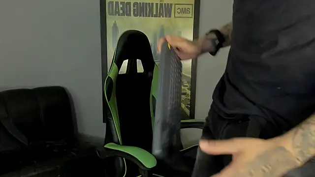 Snapshot of jamesinked_ chatting on 02.09.25 jamesinked  online show from 02.09.25