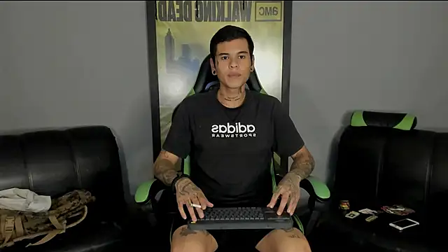 Snapshot of jamesinked_ chatting on 03.04.25 jamesinked  online show from 03.04.25