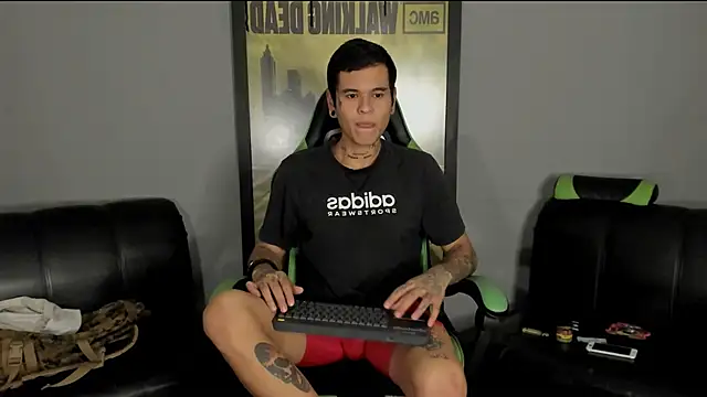 Snapshot of jamesinked_ chatting on 03.04.25 jamesinked  online show from 03.04.25