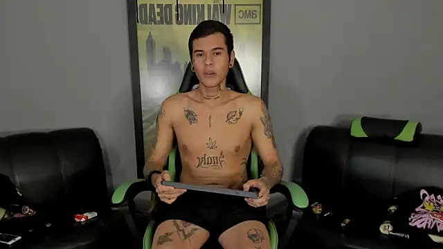 Snapshot of jamesinked_ chatting on 03.08.25 jamesinked  online show from 03.08.25