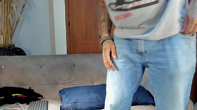 Snapshot of jamesinked_ chatting on 10.18.25 jamesinked  online show from 10.18.25